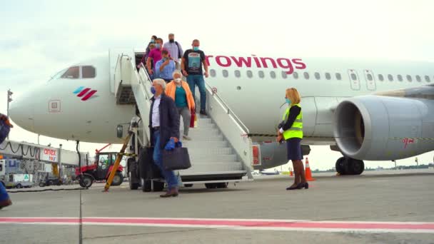 Επιβάτες Ταξιδεύουν Άφιξη Στο Αεροδρόμιο Πτήση Αεροπλάνο Eurowings Πολλοί Άνθρωποι — Αρχείο Βίντεο
