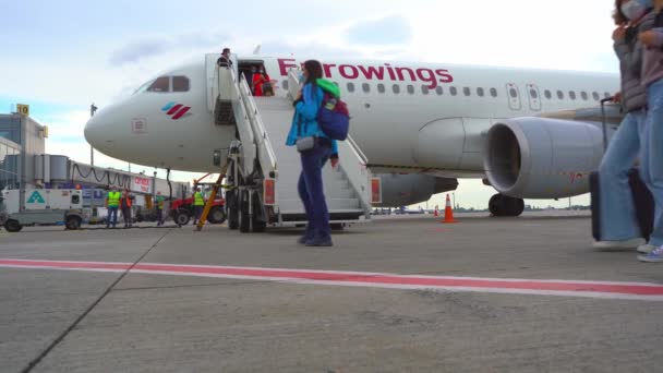 Passagerarna Reser Ankomst Till Flygplatsen Flyg Eurowings Plan Många Människor — Stockvideo