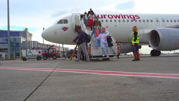 Passeggeri Stanno Viaggiando Arrivo Aeroporto Volo Aereo Eurowings Molte Persone — Video Stock