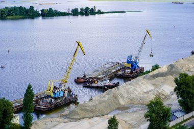 Nehir limanı. Bir mavnaya kum yüklemek. Dinyeper kıyılarının boşaltılması.