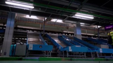 Bavulları sınıflandırıp havaalanına götürüyorum. Bavul otomasyonu. Terminal amirleri ve yük arabaları. Bavulun uçağa giden yolu. Hizmet. Ukrayna, Boryspil - 1 Eylül 2021