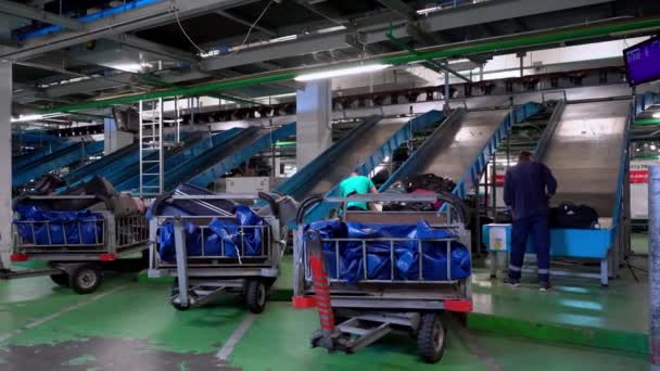 Tri et voyage des valises à l'aéroport. Automatisation des soutes à bagages. Terminal onveyor et chariots. Le chemin de la valise jusqu'à l'avion. Service. Ukraine, Boryspil - 1er septembre 2021 — Video