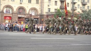 Ukrayna, Kyiv - 18 Ağustos 2021: Ukrayna ordusu. Kurtarıcılardan oluşan bir müfreze var. Kurtarıcılar. Askeri sistem geçit töreninde yürüyor. Kalabalığın yürüyüşü. Ordu askerleri. Bir subay üniforması.