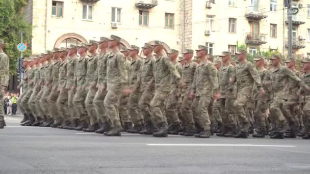우크라이나 키예프 2021 우크라 이나군 대원들이 데모여 있습니다 군대가 행진하고 — 비디오