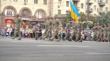 Ukrayna, Kyiv - 18 Ağustos 2021: Ukrayna ordusu. Kurtarıcılardan oluşan bir müfreze var. Kurtarıcılar. Askeri sistem geçit töreninde yürüyor. Kalabalığın yürüyüşü. Ordu askerleri. Bir subay üniforması.