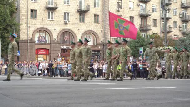ウクライナ キエフ 2021年8月18日 ウクライナ軍 救助者の分遣隊がいる 救助者だ 軍事システムはパレードに行進しています 群衆の3月 陸軍兵士 制服警官 — ストック動画