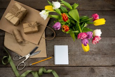 Bahar laleleri çiçek karışımı. Çiçekli arka plan laleler farklı renklerde. Çok renkli ilkbahar çiçeği. Hediye. Kırmızı, pembe, beyaz ve sarı.