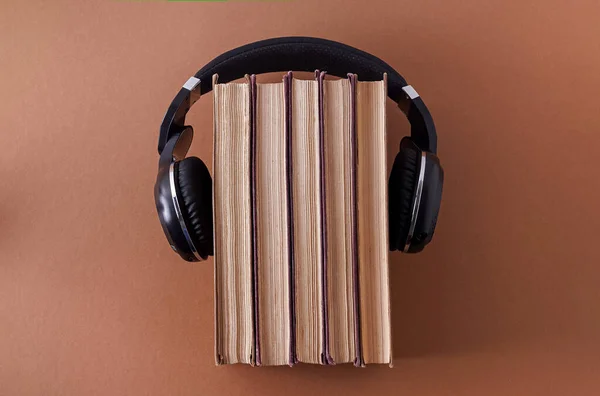 有声读物耳机和书本 自我教育的概念 从上面看学生 智能知识图书馆 — 图库照片