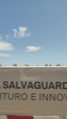 Rimini dışarıda. Yaz sokağındaki tatil köyünün ilk hattında oteller boyunca araba sürmek. Evler inşa ediliyor. Arabadan bak. İtalya, Rimini - 21 Haziran 2025