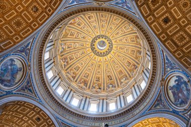 Vatikan Şehri, Vatikan - 12 Temmuz 2025: St. Peters Bazilikası tavanı. Papa 'nın heykel heykeli. Kilise içeride. İtalya Roma.