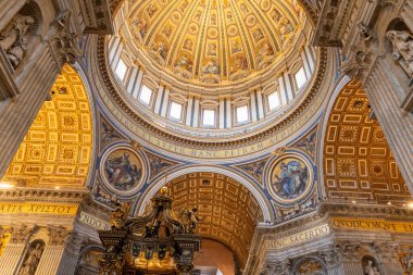 Vatikan Şehri, Vatikan - 12 Temmuz 2025: tavan mimarisi St. Peters Bazilikası. Papa 'nın heykel heykeli. Kilise içeride. İtalya Roma.