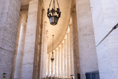 Vatikan 'daki sütunlar. Eski sokak mimarisi. Dışarıda fener var..