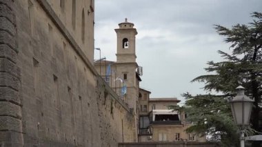 San Marino, San Marino - 13 Temmuz 2025 San Marino Cumhuriyeti ve mavi bayrak sallanıyor.