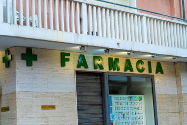 İtalya, Rimini - 13 Temmuz 2025: Farmacia İtalyan girişi. Duvar mağazası