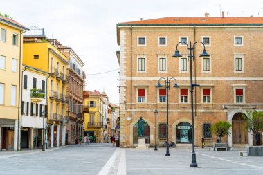 İtalya, Rimini - 13 Temmuz 2025: Rimini şehrindeki eski İtalyan caddesi. Mimari evler inşa etmek. Şehir merkezi Piazza Tre Martiri Üç Şehit Meydanı Tarihi Turistik Mekanı