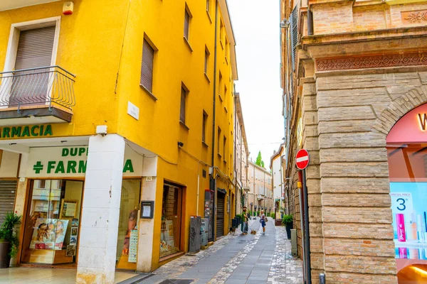 İtalya, Rimini - 13 Temmuz 2025: Rimini şehir merkezindeki eski dar İtalyan caddesi. Farmacia mimari evleri inşa etmek.
