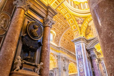 Vatikan Şehri, Vatikan - 12 Temmuz 2025: İsveç St. Peters Bazilikası iç mermer sütunu Christina anıtı. Kilise içeride. Eski mimari. Din turizmi.