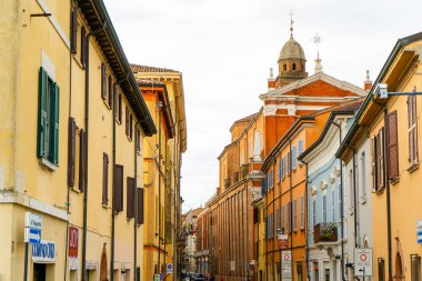 İtalya, Rimini - 13 Temmuz 2025: Rimini şehir merkezindeki eski İtalyan sokak cephesi. Parlak evler inşa etmek