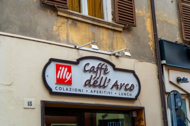 İtalya, Rimini - 13 Temmuz 2025: Caffe Illy İtalyan kahvesi dell Arco sokak logosu girişi. Kırmızı etiket