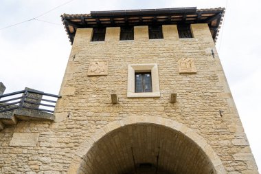 San Marino Cumhuriyeti eski kale mimarisi. Ön cephe duvarı girişi. Şehir merkezinde manzaralar var. Kale detayları. Kemerli pencere