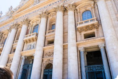 Balkon pencereleri Aziz Peters Bazilikası Vatikan mimari sütunları bina girişi