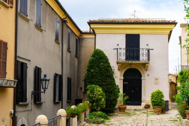San Marino Cumhuriyeti şehir merkezindeki eski boş sokak mimarisi. Evlerin kapı balkon pencereleri.