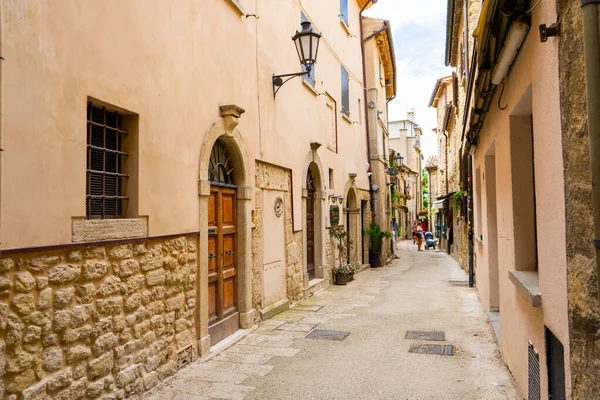 San Marino Cumhuriyeti, San Marino - 13 Temmuz 2025: San Marino şehir merkezindeki eski dar sokak mimarisi. Antik ev duvarı cephesi