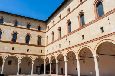 İtalya, Milan - 17 Temmuz 2025: Sforza Castle, Milano. Eski İtalyan ortaçağ mimarisi. Eski duvar ön cephesi kale bina kemer pencereleri dış avlu
