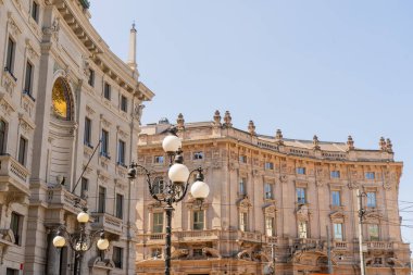 İtalya, Milano - 17 Temmuz 2025: Milano şehir merkezindeki eski sokak evleri. İtalyan postanesi