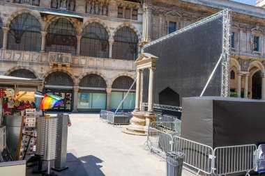 İtalya, Milan - 17 Temmuz 2025: Daha önce eski bir giyotin, sonra da eski Milano sokak mimarisinin Piazza Mercanti şehir meydanında bir çeşme