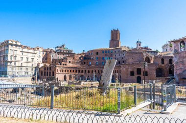 İtalya, Roma - 12 Temmuz 2025: Roma Forumu, şehir merkezindeki eski mimari tuhaf sokakları harap etti