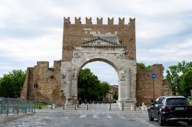Augustus 'un Zafer Kemeri. Rimini eski İtalyan şehir merkezi İtalya 'nın tuğladan duvar kenti. İtalya, Rimini - 13 Temmuz 2025.