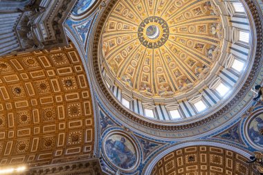 Vatikan Şehri, Vatikan - 12 Temmuz 2025: tavan St. Peters Bazilikası. Papa 'nın heykel heykeli. Kilise içeride. İtalya Roma.