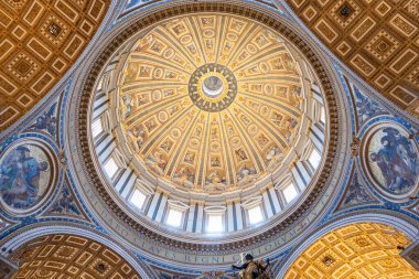 Vatikan Şehri, Vatikan - 12 Temmuz 2025: tavan St. Peters Bazilikası. Papa 'nın heykel heykeli. Kilise içeride. İtalya Roma.