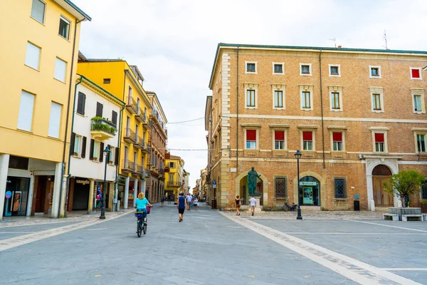 İtalya, Rimini - 13 Temmuz 2025: Rimini şehrindeki eski İtalyan caddesi. Piazza Tre Martiri Meydanı 'nda mimari evler inşa etmek Üç Şehit Meydanı Tarihi Turistik Mekan