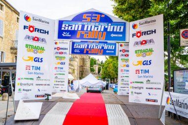 San Marino ralli şehri. Kürsüde kırmızı halı. Sponsor logosu, reklam tabelası. Boş yarış. İtalya, San Marino - 13 Temmuz 2025