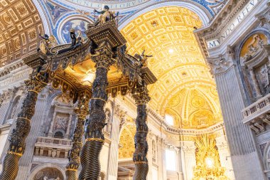 Vatikan Şehri, Vatikan - 12 Temmuz 2025: St. Peters Bazilika sunağı. Heykel anıtı. Kilise içeride. İtalya Roma.