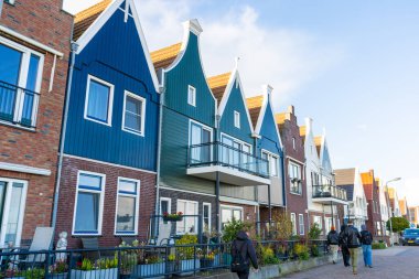 Volendam, Hollanda - 27 Ekim 2025: Volendam köyü seti üzerinde renkli evler. Hollanda mimarlık sokağı Hollanda