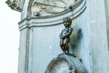 Brüksel, Belçika - 28 Ekim 2025: İşeyen çocuk Manneken Pi.