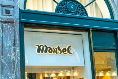 Brüksel, Belçika - 28 Ekim 2025: Brüksel 'deki Galleria Hubert vitrininde Monsel şapka dükkanı logosu