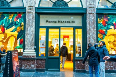 Brüksel, Belçika - 28 Ekim 2025: Pierre Marcolini çikolata dükkanı ön cephe mağaza logosu Brüksel 'deki vitrin vitrininde