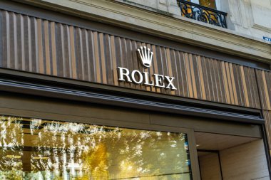 Paris, Fransa - 30 Ekim 2025: Vitrin vitrininde Rolex cephe binası logosu. Damga işareti