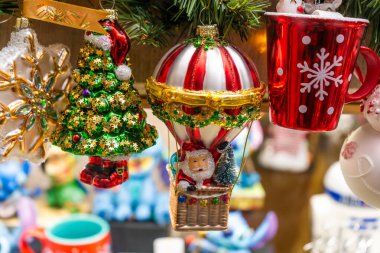 Noel ağacı için Noel ağacı süslemeleri. Cam Noel Baba kırmızı bardak dekoru. Kış tatili için hediye. Kırmızı toplar