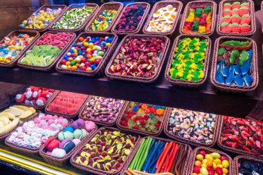 Hasır sepetlerin içinde çeşitli şekerlemeler sepet şekerleri arka planda şekerleme