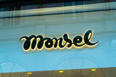 Brüksel, Belçika - 28 Ekim 2025: Brüksel 'de vitrin vitrininde Monsel şapka dükkanı logosu
