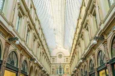 Brüksel, Belçika - 28 Ekim 2025: St. Hubert Kraliyet Galerileri 'nin Brüksel' deki dükkan sokağının dış cephesi. Belçika 'daki eski mimari