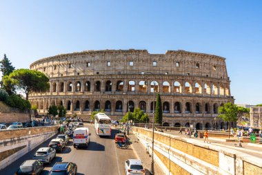 Kolezyum Roma İtalya. Yazın Coliseum caddesi merkez binası. İtalya, Roma - 12 Temmuz 2025