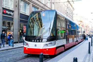 Prag, Çek Cumhuriyeti - 31 Ekim 2025: Yeni Çek Skoda tramvayı 9.