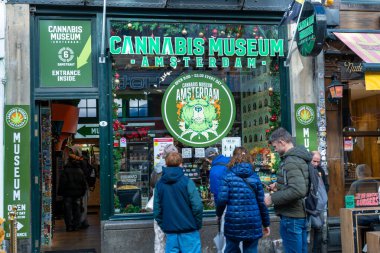 Amsterdam, Hollanda - 28 Ekim 2025: Amsterdam Caddesi 'ndeki Kenevir Müzesi. Marihuana mağazası açık. Dükkan girişine yakın insanlar