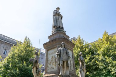 Leonardo ve öğrencilerinin Milano 'daki anıtı, İtalya mavi gökyüzü geçmişi